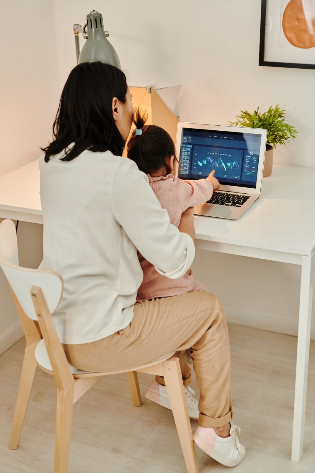 Mama nit Kind auf Schoß am Rechner Zuhause