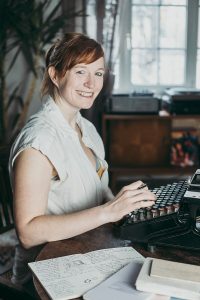 Friederike an Schreibmaschine