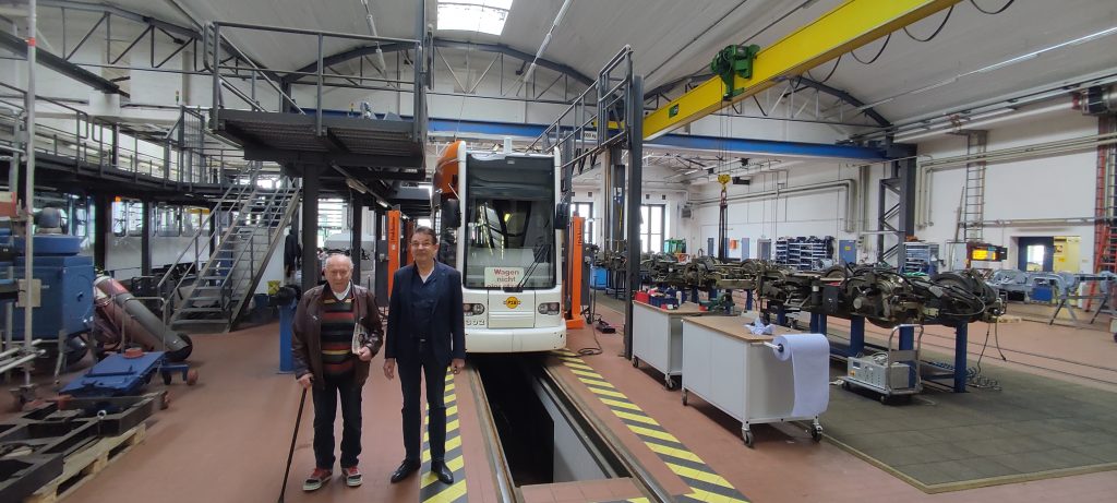 In der Werkstatt der Plauener Straßenbahn mit Geschäftsführer Karsten Treiber sowie Plauens ältesten Straßenbahnfahrer Horst Hausknecht